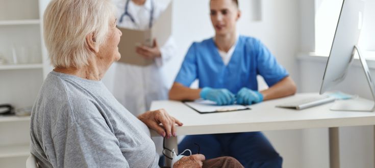 signora durante una visita all'anca