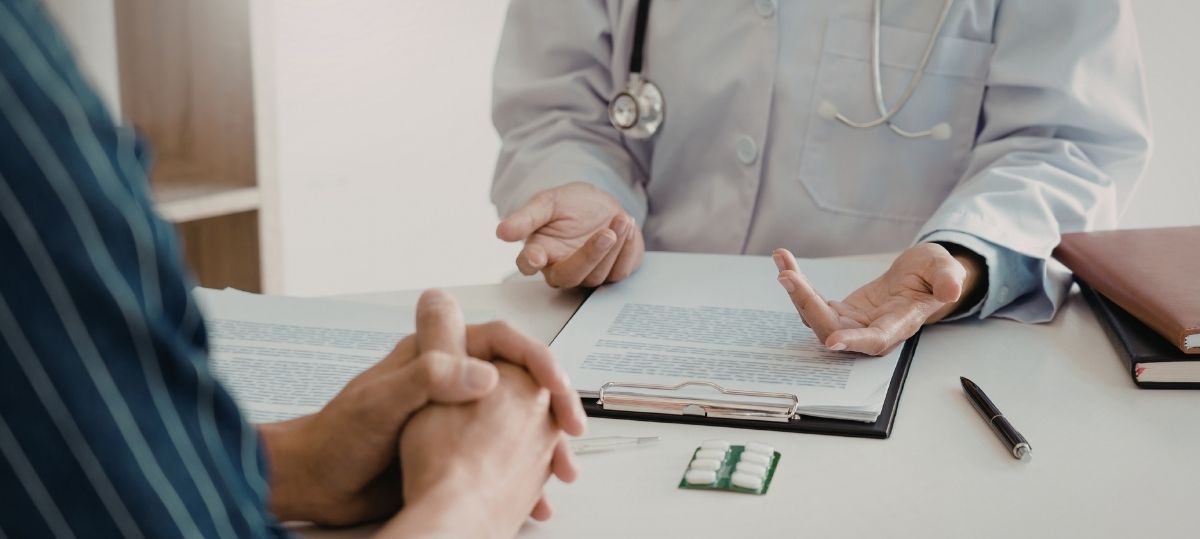 paziente si informa sul costo della protesi d'anca